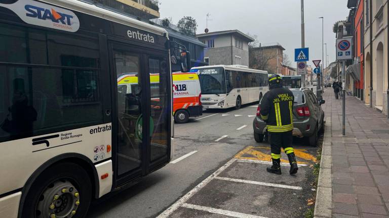 Cesena, investito dal bus, resta incastrato: giovane miracolosamente salvo VIDEO GALLERY