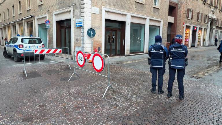 Rimini, il camion della differenziata perde olio: chiuso un tratto di Corso d’Augusto