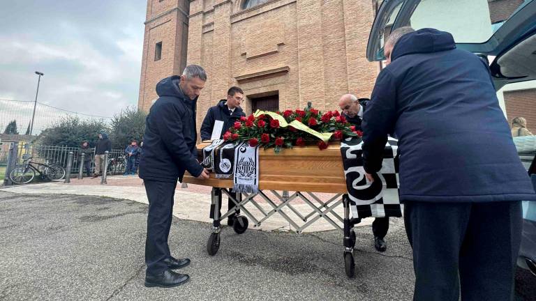 Cesena, fumogeni dietro la curva Mare in omaggio a Giulio Benedetti VIDEO GALLERY