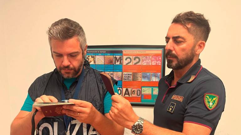 Rimini, passaporti falsi per volare a Londra: due arresti della Polizia di Frontiera