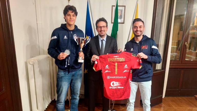 Lo schiacciatore Manuel Zlatanov e il vice allenatore Saverio Di Lascio con il sindaco di Ravenna, Alessandro Barattoni