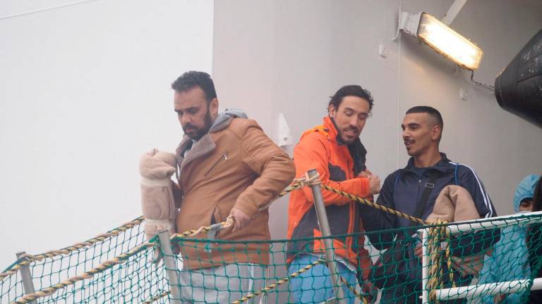 Ravenna, sbarcata la nave dei migranti Geo Barents con 134 persone a bordo: due sono al Pronto Soccorso VIDEO GALLERY