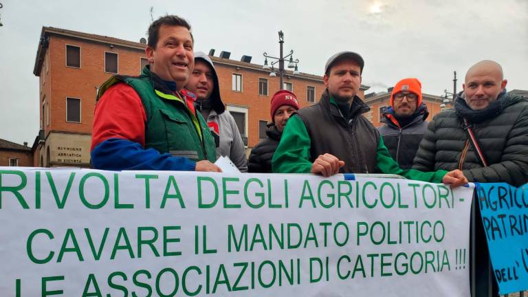 Forlì, dagli alluvionati sotto la pioggia fischi all’arrivo di Meloni e Von Der Leyen: “Rispetto per la Romagna” VIDEO GALLERY