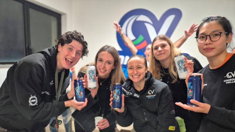 Da sinistra Bracchi, Parini, Tellone, Nardo e Zhuang con gli omaggi degli affezionati tifosi di San Giovanni in Marignano