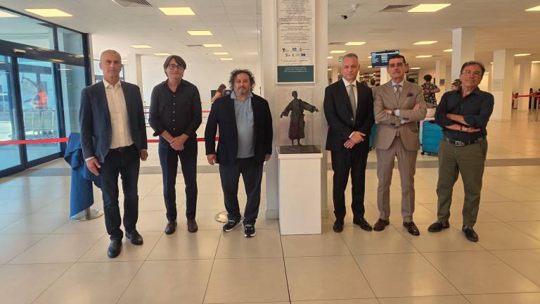 Rimini, una statua di San Francesco accoglie i viaggiatori in aeroporto