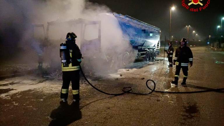 Cesena, il camion carico di farina va a fuoco: lievi intossicazioni per il conducente, i Vigili del Fuoco salvano il carico