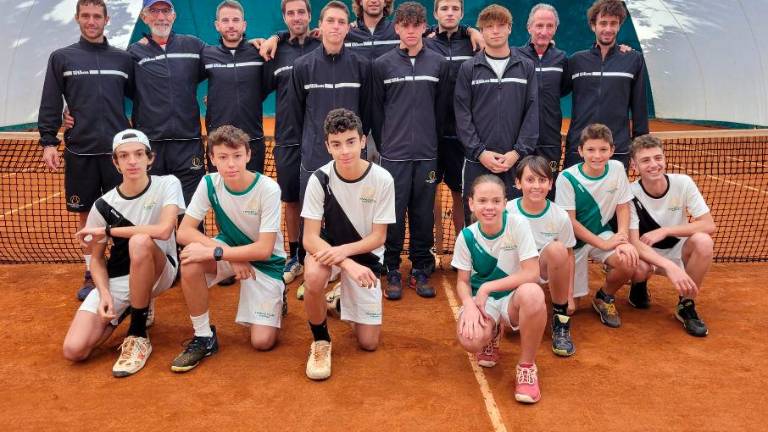 Le squadre agonistiche del Tc Viserba con i tecnici del circolo riminese