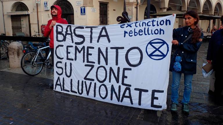Faenza ricorda l’alluvione con la “Cerimonia del Fango”. Cortei in centro sotto la pioggia e l’antico cerimoniale del Drago