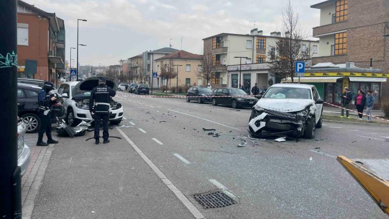 Cesena, schianto tra due auto sulla via Emilia: quattro feriti e viale ...