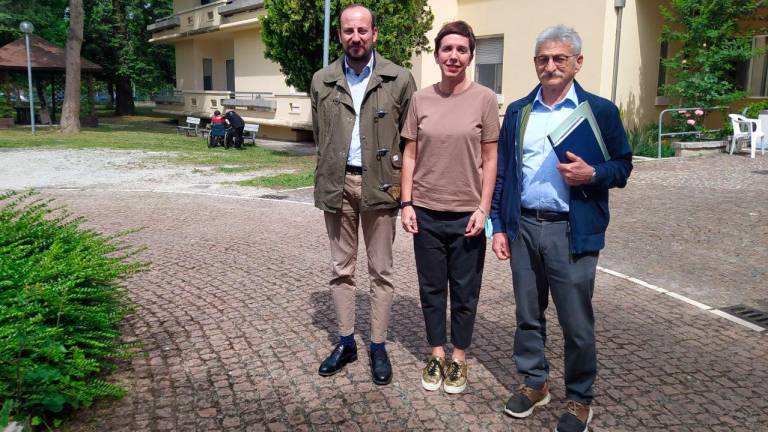 I presidente dell’Asp del Rubicone Salvatore Bertozzi con la coordinatrice della Cra Stefania Martinelli e con il vicesindaco di Savignano sul Rubicone e assessore ai Servizi sociali Nicola Dellapasqua