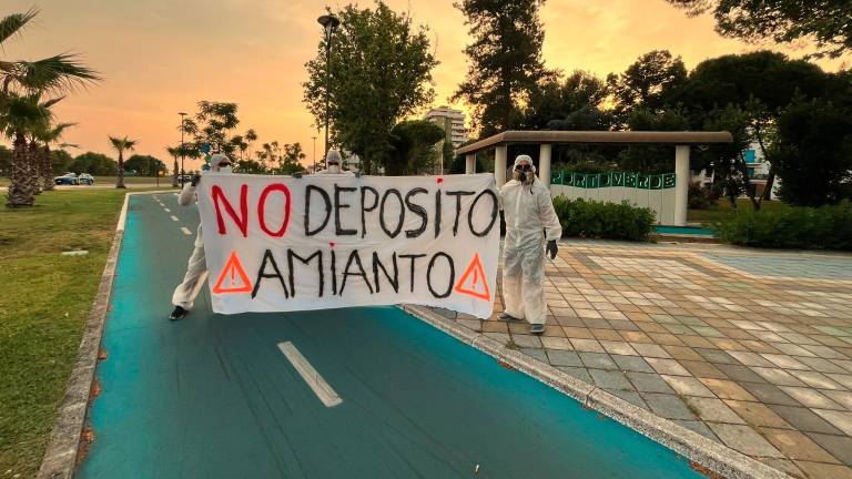 Misano. La protesta contro il deposito di amianto
