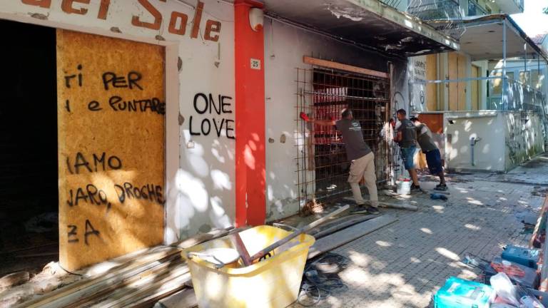 Rimini, reti elettrosaldate negli hotel dismessi per evitare ingressi indesiderati