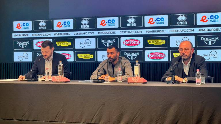 Ashley Cole (al centro) tra il traduttore e il dg Corrado Di Taranto (Foto Zanotti)