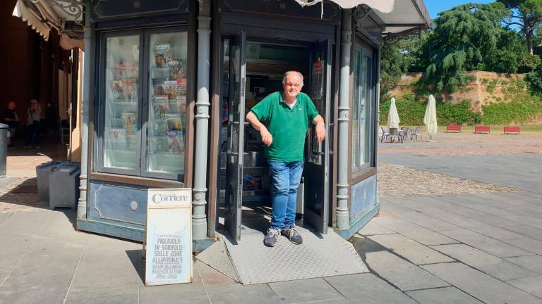 Luca Lolli davanti alla sua edicola del Pavaglione chiusa nel 2023