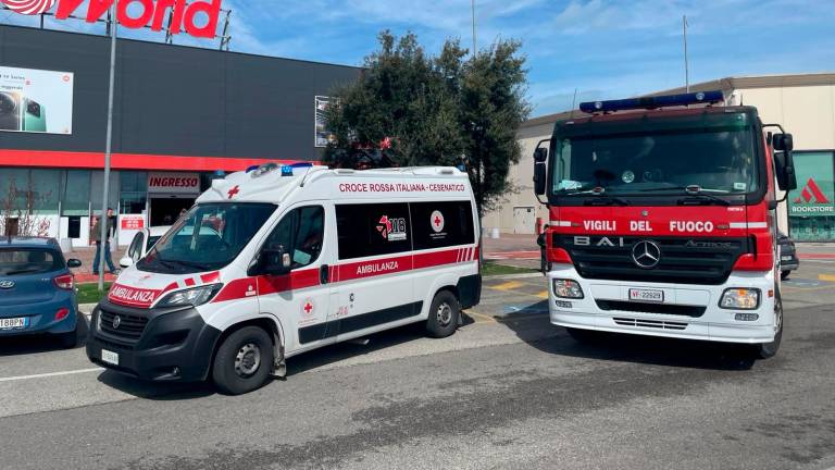 Incendio al Media World al Romagna Shopping Valley di Savignano Mare, evacuato il negozio VIDEO GALLERY