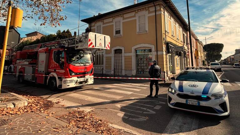 Ravenna. Fiamme e paura in un appartamento, un intossicato