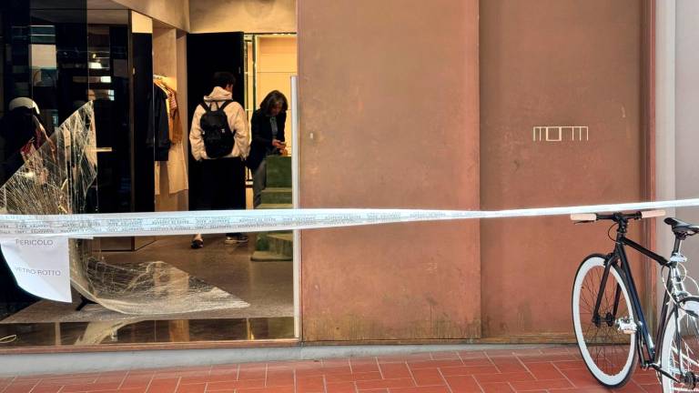 Cesena, furto notturno alla boutique del centro: una Fiat 500 usata come ariete contro la vetrina