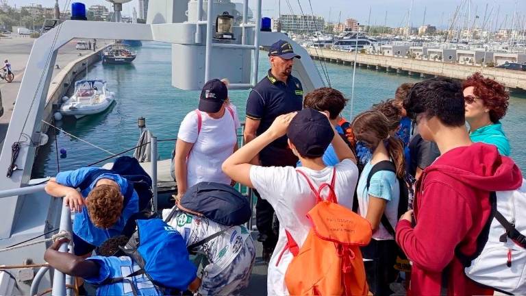 Rimini, cade in acqua nel porto canale nei pressi dello stand dei sommozzatori della Finanza che gli salvano la vita