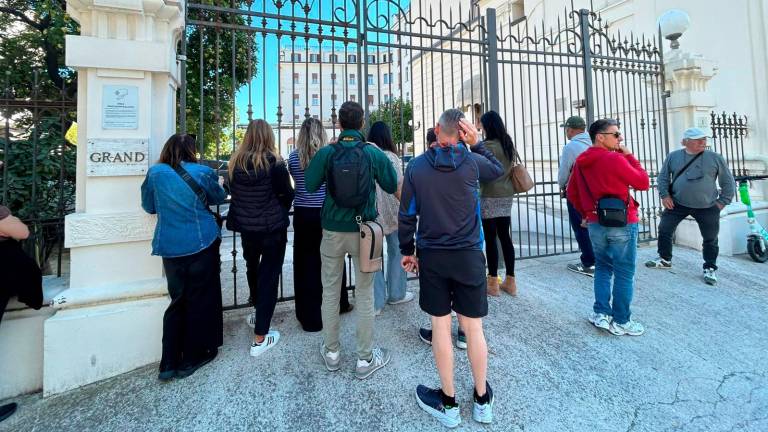 I fans davanti al Grand Hotel