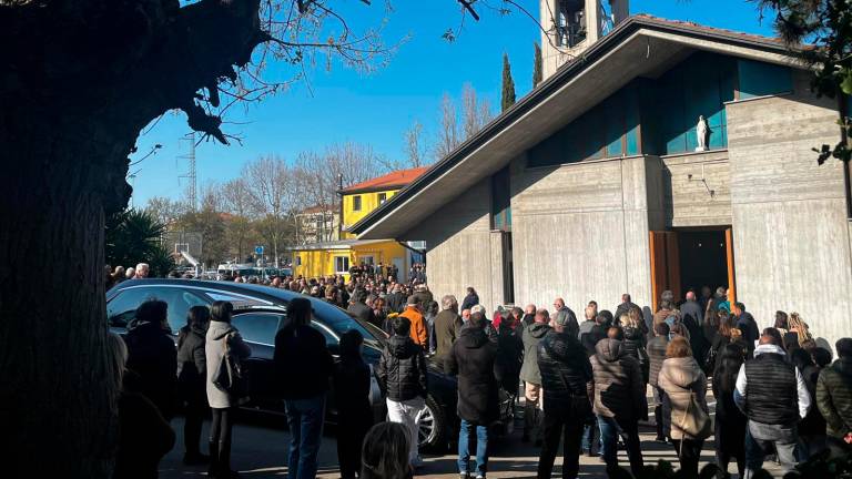 Chiesa gremita per l’ultimo saluto a Edoardo