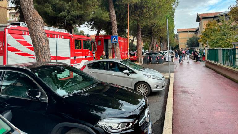 Cesena, strano odore e gole irritate: evacuata scuola e alunno in Pronto soccorso, caccia a sostanza misteriosa