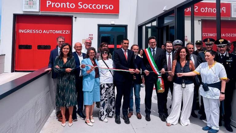 Il taglio del nastro con Michele de Pascale (fotoservizio Massimo Fiorentini)