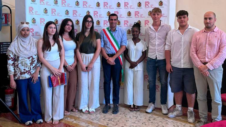 I sedici nuovi cittadini italiani ricevuti in Municipio dal sindaco De Pascale e dall’assessore Sbaraglia