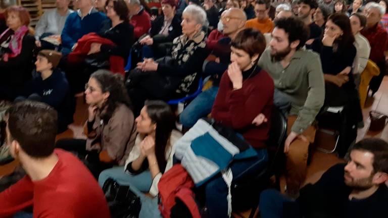 La sala strapiena al Centro Pace per ascoltare l’attivista palestinese