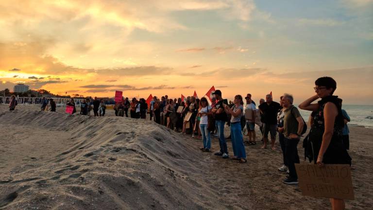 Rimini. In 130 in spiaggia a difesa del fratino