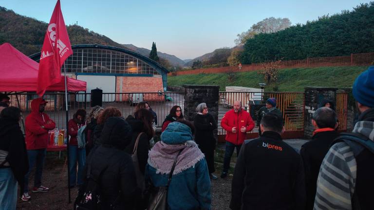 Lavoratori durante un presidio davanti all’azienda