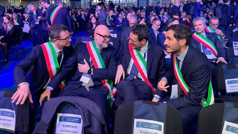 Il sindaco di Cesena Enzo Lattuca (a destra) all’assemblea dell’Anci al fianco del collega ravennate Alessandro Barattoni