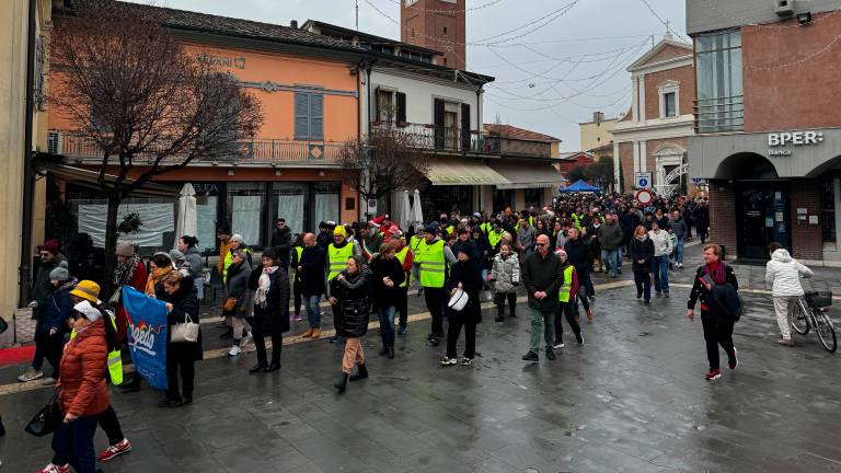 San Mauro Pascoli, in cinquecento alla camminata solidale anti violenza: «Non sei sola»