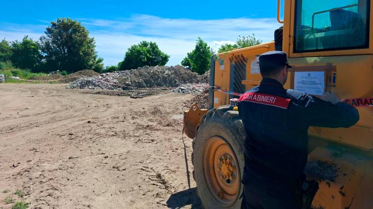 Ravenna, centinaia di metri cubi di rifiuti senza autorizzazione: area sequestrata a San Zaccaria