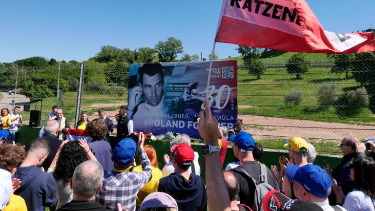 Imola, il ricordo di Ayrton Senna 32 anni dopo al “tempio” del Tamburello GALLERY FOTO MMPH