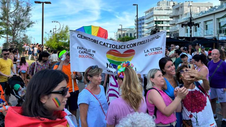Rimini, migliaia al Summer Pride, arriva anche Elly Schlein VIDEO