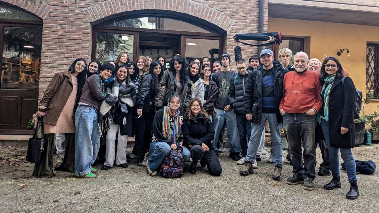 Gambettola, la Stamperia Pascucci si trasforma in scuola: “Le idee dei giovani diventano una tovaglia o un arazzo” - Gallery