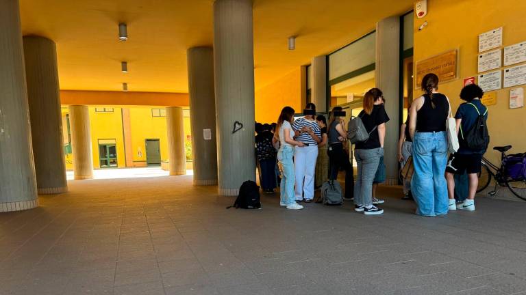 Furto in classe al liceo di Cesena, mentre i ragazzi sono a lezione fuori dall’aula, qualcuno svuota tutti i portafogli
