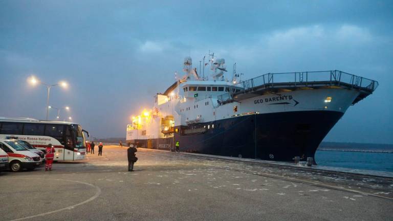 Ravenna, la nave già al terminal: lo sbarco dei migranti della Geo Barents. Il sindaco: “Governo disumano e disorganizzato”