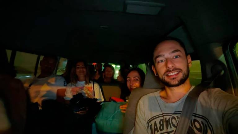 Il trasporto verso l’aeroporto da dove le amiche sono rientrate in Italia