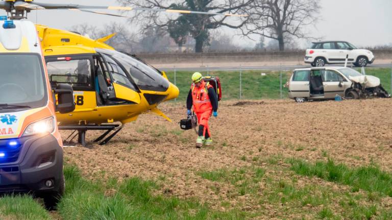 Faenza, esce di strada in A-14: automobilista in gravi condizioni