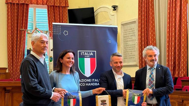 Saluto finale dopo la conferenza stampa che si è tenuta ieri a Faenza