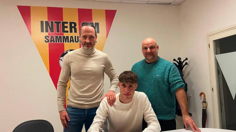 Il momento della firma di Enrico Manzi, tra Cristian Mignani del Torino e Stefano Guerra vice presidente vicario della Sammaurese