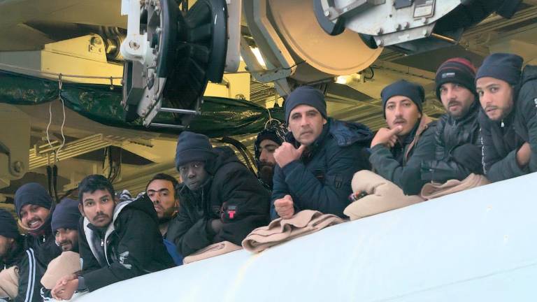 La nave ormeggiata e lo sbarco dei migranti (foto Massimo Fiorentini)