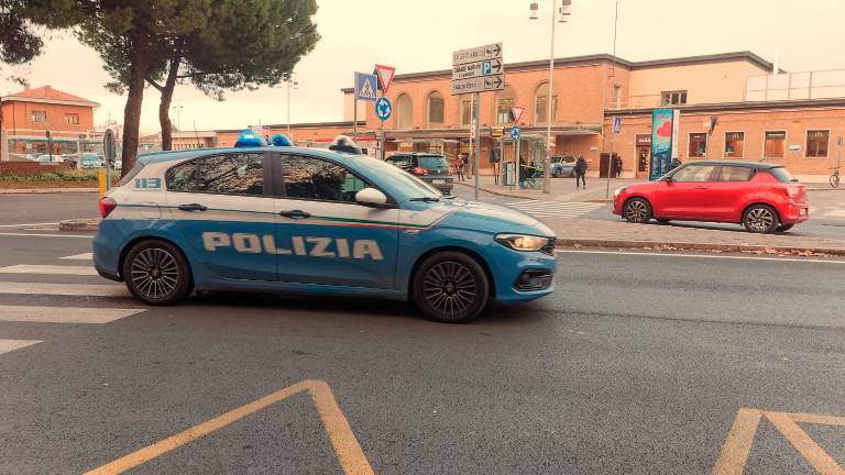 Ravenna. Caos alla stazione: due tunisini bloccano i treni e aggrediscono la Polizia