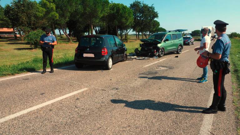 Cervia. Scontro frontale tra due veicoli in via Bollana, sei feriti tra cui due bambini