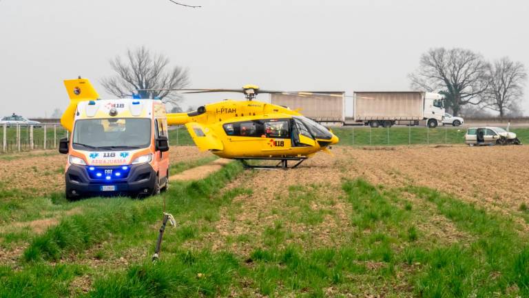 Faenza, esce di strada in A-14: automobilista in gravi condizioni