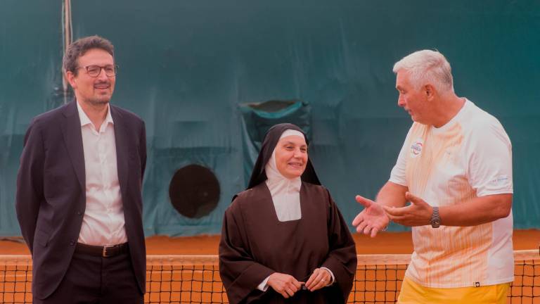 Carmelitana di clausura ma anche tennista, a Ravenna Suor Anastasia si alterna tra il convento e la terra rossa