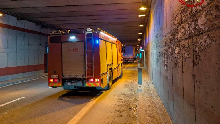 Forlì, rimorchio a fuoco nel tunnel della tangenziale