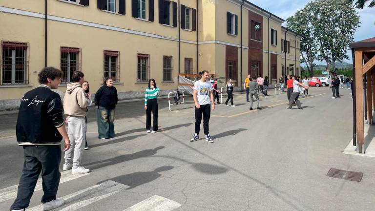 Studenti all’esterno dell’Istituto tecnico “Garibaldi”