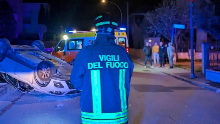 Forlì, incidente: si ribalta con l’auto, soccorso dai Vigili del Fuoco